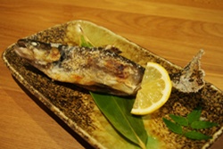 大東園の料理岩魚の塩焼き